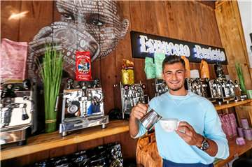 Sahin Kösecik vom Fußball-Oberligisten FC Brünninghausen ist auch in der Espresso-Bar am Phoenixsee aktiv