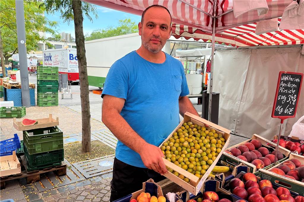 „Pfläumchen von Omas Bäumchen“: Sahin Temiz lebt für den Wochenmarkt Sahin Temiz hält eine Kiste mit Edel-Pflaumen.