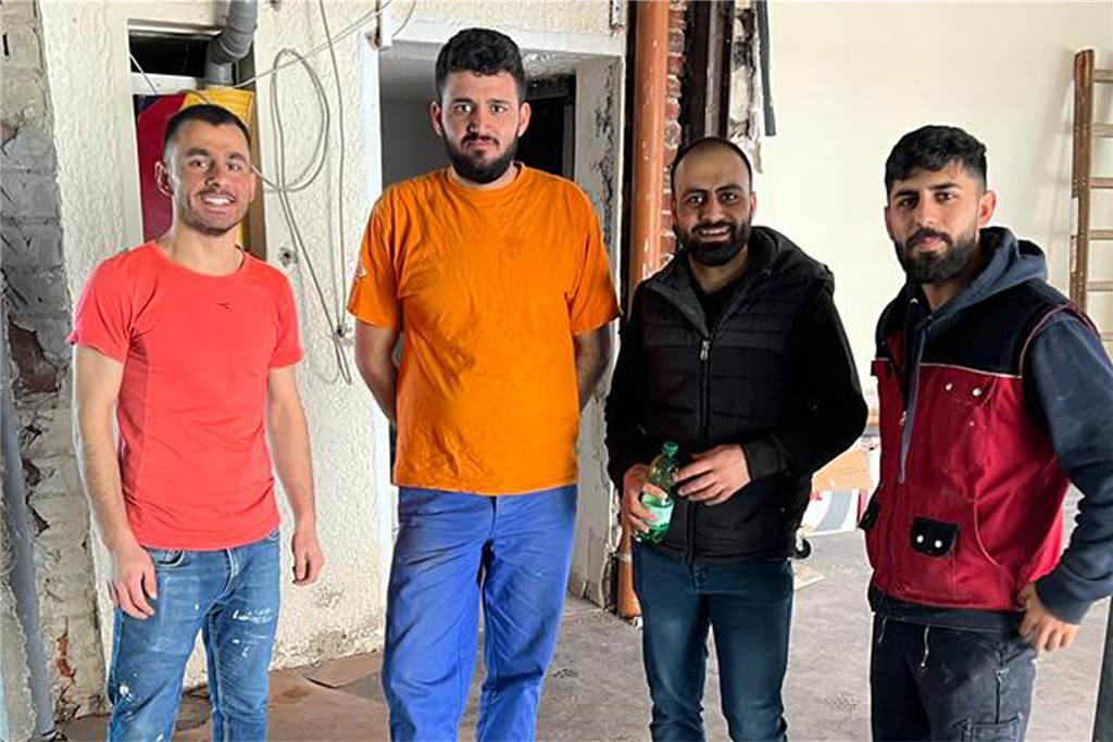 Maher Murat mauert für die Integration: „Wir wollen etwas zurückgeben“ Sahir Murad, Qasim Kheder, Khalaf Murad und Maher Murad (v.l.) kamen selbst vor sechs Jahren als Flüchtlinge nach Stadtlohn. Die Jesiden aus dem Irak unterstützen nun ihrerseits die Flüchtlingshilfe in der Stadt. Aktuell haben sie beispielsweise dabei geholfen, die neuen Räume herzurichten. © privat