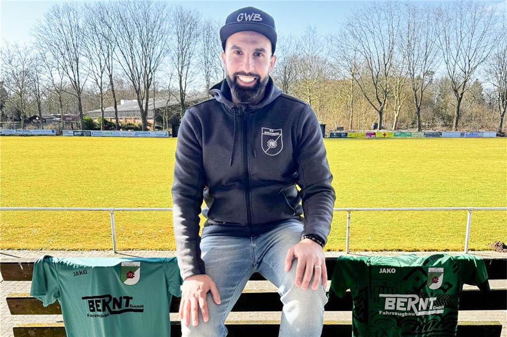 Saiffo El Batal trainiert Grün-Weiß Barkenberg: „Eine Mammutaufgabe, aber lösbar“ Saiffidin El Batal sitzt bei seiner Vorstellung als neuer Trainer von Grün-Weiß Barkenberg in Vereinskluft am Spielfeldrand
