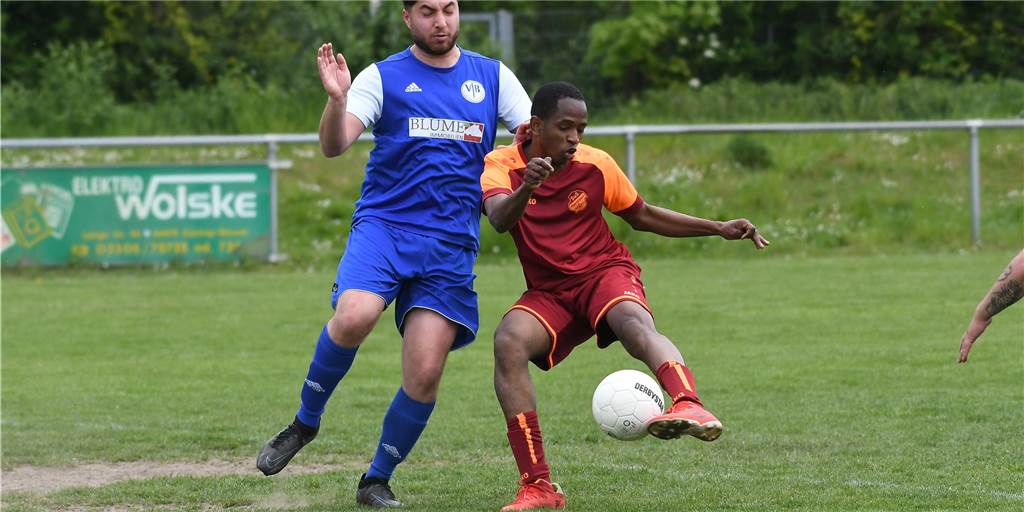 Kreispokal: Zwei Castrop-Rauxeler Teams ziehen mit sechs tollen Toren in die zweite Runde ein Saifoulaya Diallo (r) schoss zwei Tore für den SuS Pöppinghausen gegen den FC Herne 57.