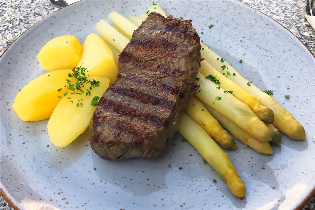 Saisonal ist das Steak mit Spargel. Dazu gab es Butterkartoffeln, Sauce Hollondaise und zerlassene Butter.