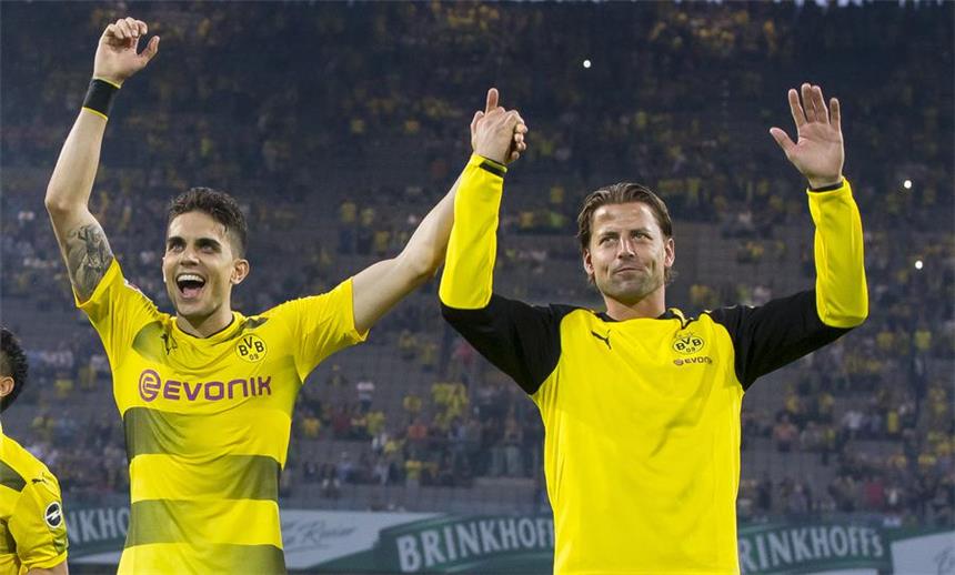 Saisonstart gelungen: Marc Bartra (l.) und Roman Weidenfeller. 