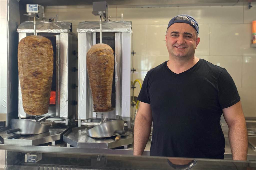 Bei der Arbeit oder im Parkbad: So verbrachten die Castrop-Rauxeler den Hitzetag Salem Tasdemir vom türkischen Imbiss Topkapi Grill in der Castroper Altstadt steht den ganzen Tag vor dem Grill. Er erzählt von der Arbeit bei so hohen Temperaturen.