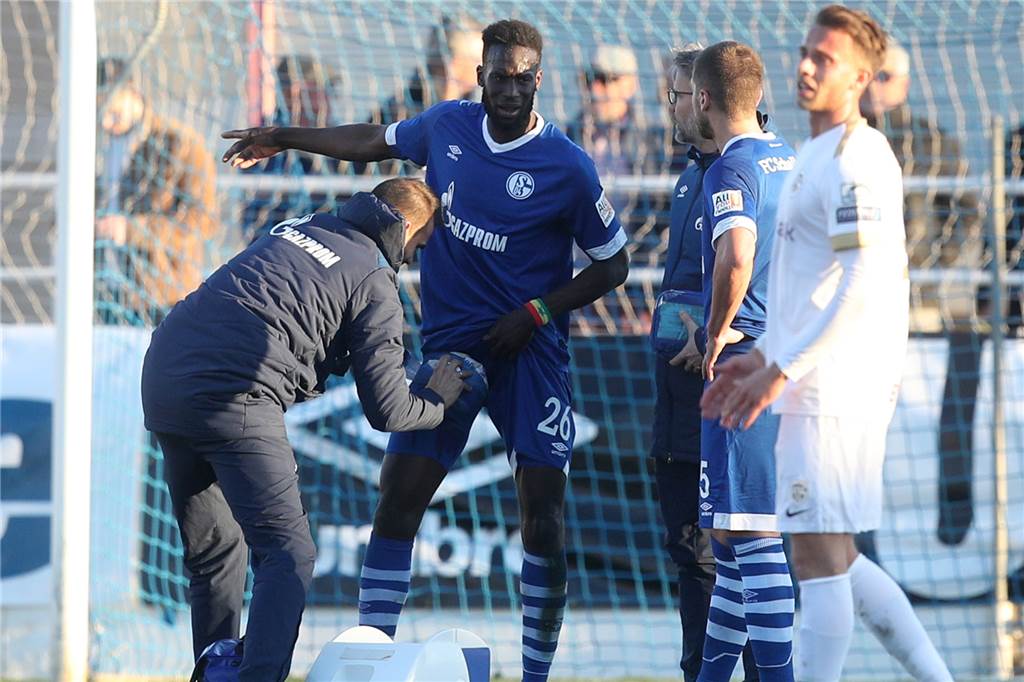 Schalke kehrt mit vielen Sorgen aus dem Trainingslager zurück Salif Sané: Seine Verletzung drückt die Stimmung noch mehr.