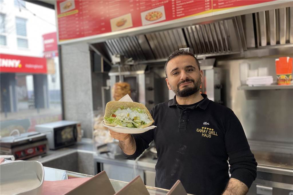 Mehmet Celik arbeitet jeden Tag: Imbisse kämpfen ums Überleben Salih Kaya verkauft in seinem Grillgeschäft Döner, Pizza und Pasta.