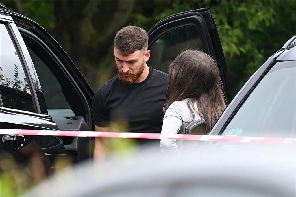 Salih Özca und seine Ehefrau Eda kommen bei Overkamp an.