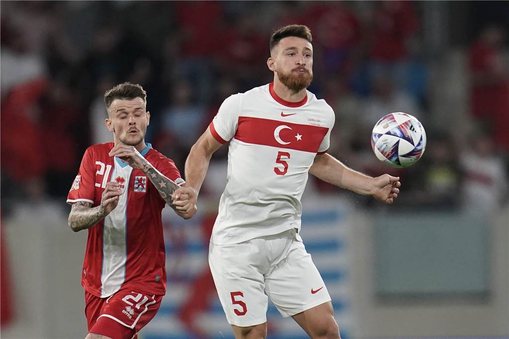 BVB-Neuzugang Salih Özcan exklusiv: „Dann zeigt sich der wahre Charakter“ Salih Özcan im Trikot der türkischen Nationalmannschaft.