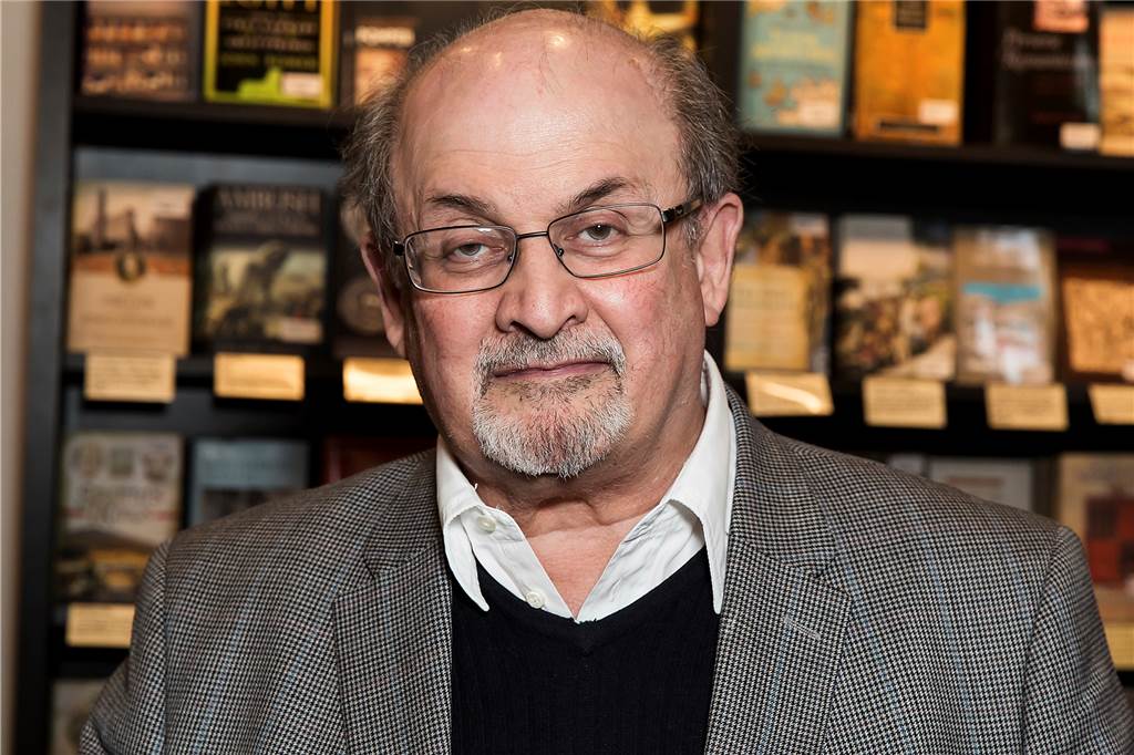 Rushdie zeigt erste Anzeichen der Besserung nach Attacke - Angreifer in Haft Salman Rushdie wurde mit mehreren Messerstichen schwer verletzt.