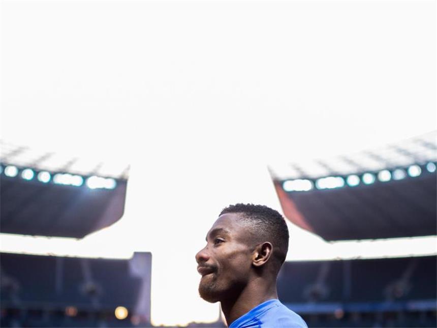 Dardai streichelt «Künstler» Kalou Salomon Kalou erzielt das wichtige Tor für Hertha. Foto: Lukas Schulze