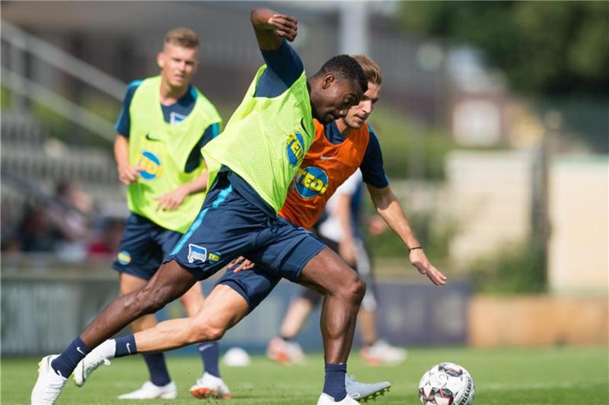 Trainingsauftakt bei Hertha BSC mit allen Neulingen Salomon Kalou (vorne) und Peter Pekarik sind zum Trainingsauftakt hochmotiviert. Foto: Annegret Hilse