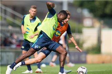 Salomon Kalou (vorne) und Peter Pekarik sind zum Trainingsauftakt hochmotiviert. Foto: Annegret Hilse