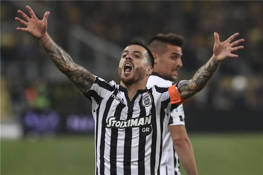 PAOK holt Pokal - Griechischer Fußball im Fokus der FIFA Salonikis Andre Vierinha jubelt nach seinem Tor. Foto: Yorgos Karahalis/AP