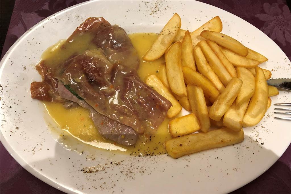 Wunderbar italienische Küche (fast) direkt vor der Haustür Saltimbocca alla romana - Kalbfleisch mit Parmaschinken in Senf-Weißweinsoße.
