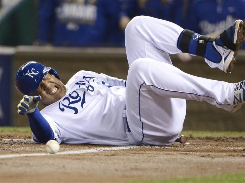 Aus der Luft gefangen: Giants gewinnen World Series Salvador Perez von den Kansas City Royals wurde schmerzhaft vom Ball getroffen. Foto: Dave Kaup