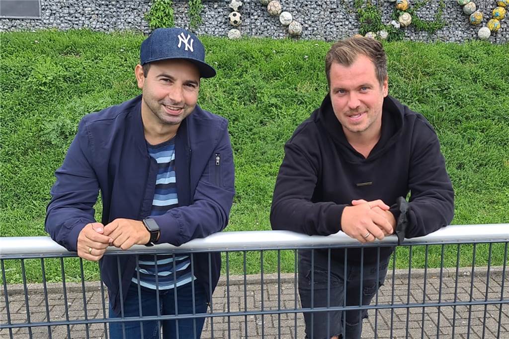 Ex-BVB-Profi Gambino staunt: Königsborner SV filetiert den SC Sönnern Salvatore Gambino (links) verfolgte das Match des Königsbrner SV zusammen mit Vorsitzendem Daniel Krahn von der Zuschauertribüne aus.