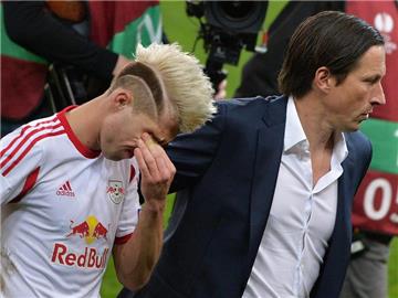 Salzburg-Coach Roger Schmidt tröstet Kevin Kampl nach dem Europapokal-Aus. Foto: Barbara Gindl
