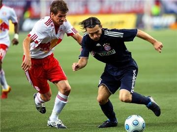 Salzburgs Franz Schiemer (l) im Duell um den Ball mit Danijel Pranjic vom FC Bayern München.