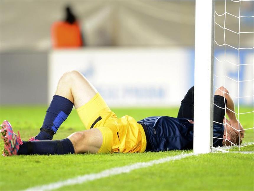 «Knacks» für Salzburg - Internationaler Fluch hält an Salzburgs Keeper Martin Hinteregger hadert mit dem Scheitern in der Qualifikation zur Champions League. Foto: Helmut Fohringer
