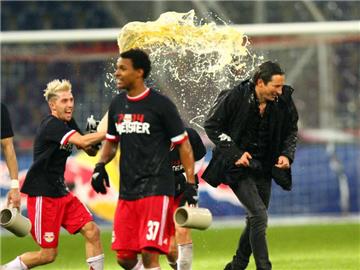 Salzburgs Kevin Kampl (l) überschüttet Trainer Roger Schmidt bei der Meisterfeier mit Bier. Foto: apa