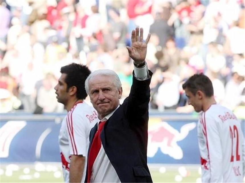 Trapattoni in Salzburg fast fertig Salzburgs Trainer Giovanni Trapattoni (m) bedankt sich bei den Fans.
