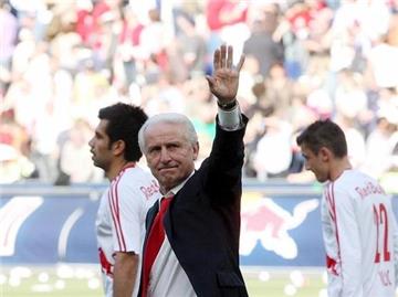 Salzburgs Trainer Giovanni Trapattoni (m) bedankt sich bei den Fans.