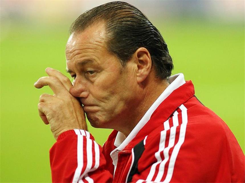 Trotz Pokal-Blamage: Beiersdorfer hält zu Stevens Salzburgs Trainer Huub Stevens sieht nicht gerade glücklich aus.