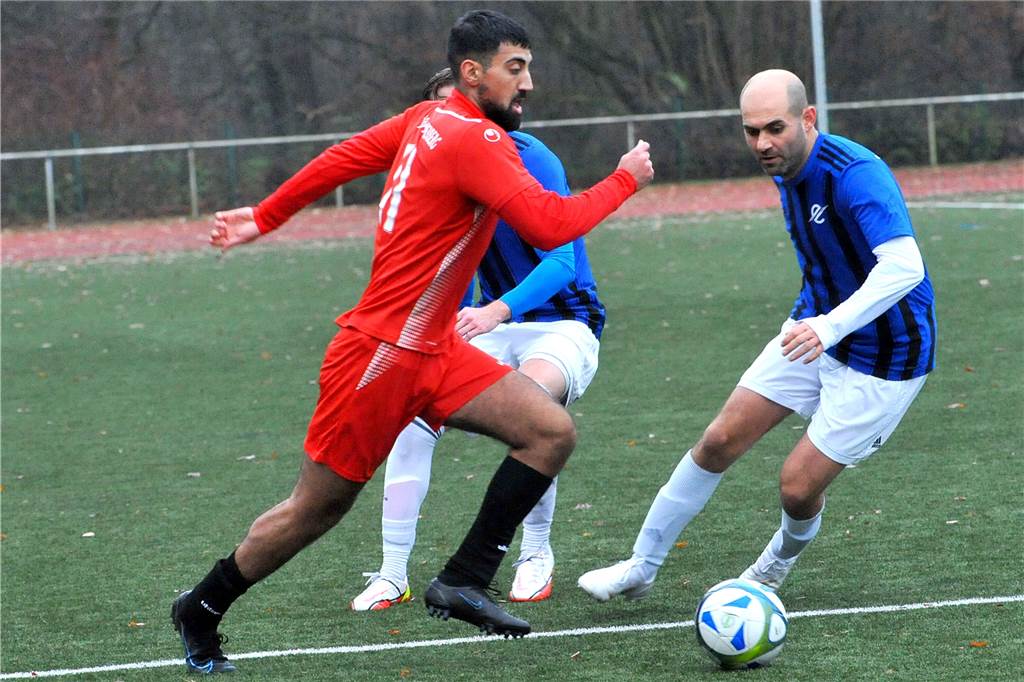 Kreisligist gleicht wegen einer umstrittenen Schwalbe des Torwarts in der Nachspielzeit 0:2 aus Sam Armandeh (l.) gehörte zu den TuS-Akteuren, die am Sonntag aus der ersten Mannschaft in der Reserve aushalfen.