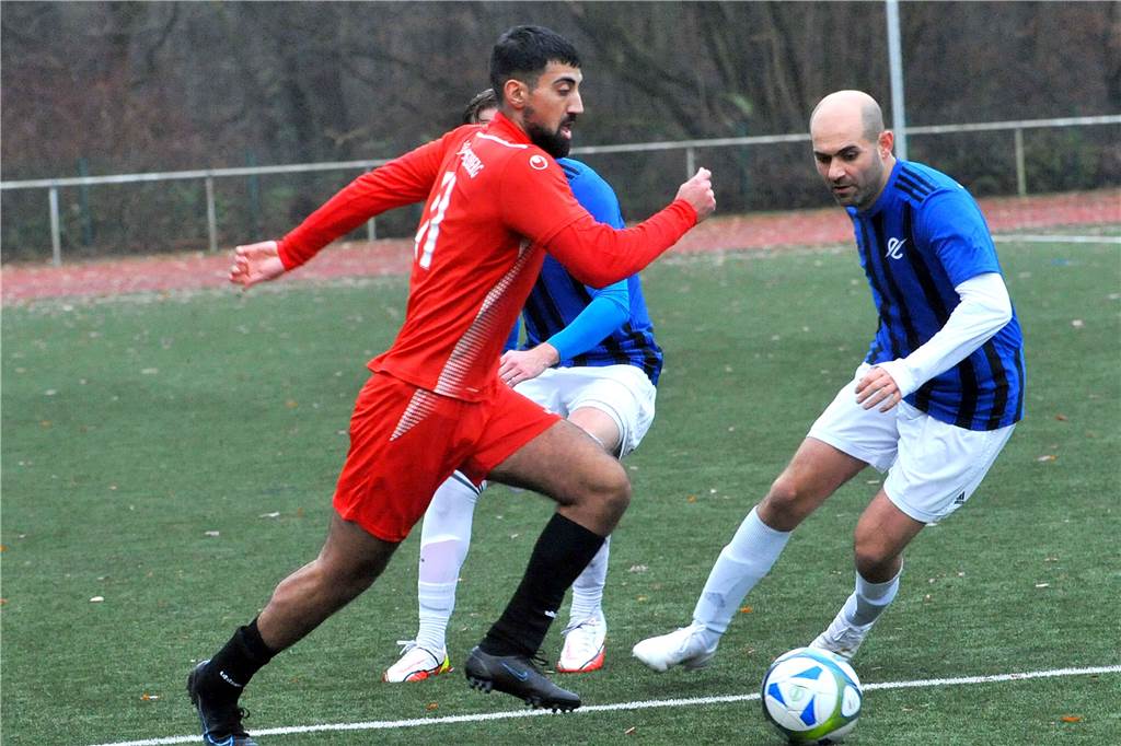 Holzener Leistungsträger ist für Kracher gegen VfB Westhofen zuversichtlich – und verletzt Sam Armandeh (l.) musste gegen FC Hellweg Lütgendortmund frühzeitig wegen einer Verletzung vom Platz.