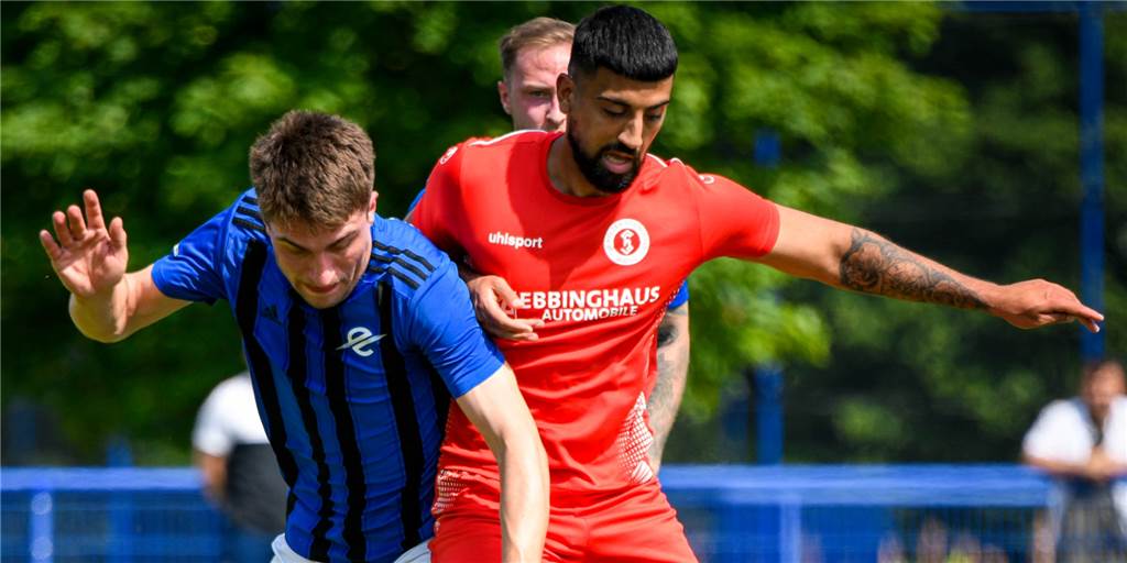 TuS Holzen-Sommerberg dreht Rückstand in wenigen Minuten und darf weiter träumen Sam Armandeh (r.) und der TuS Holzen-Sommerberg fuhren einen Arbeitssieg ein.