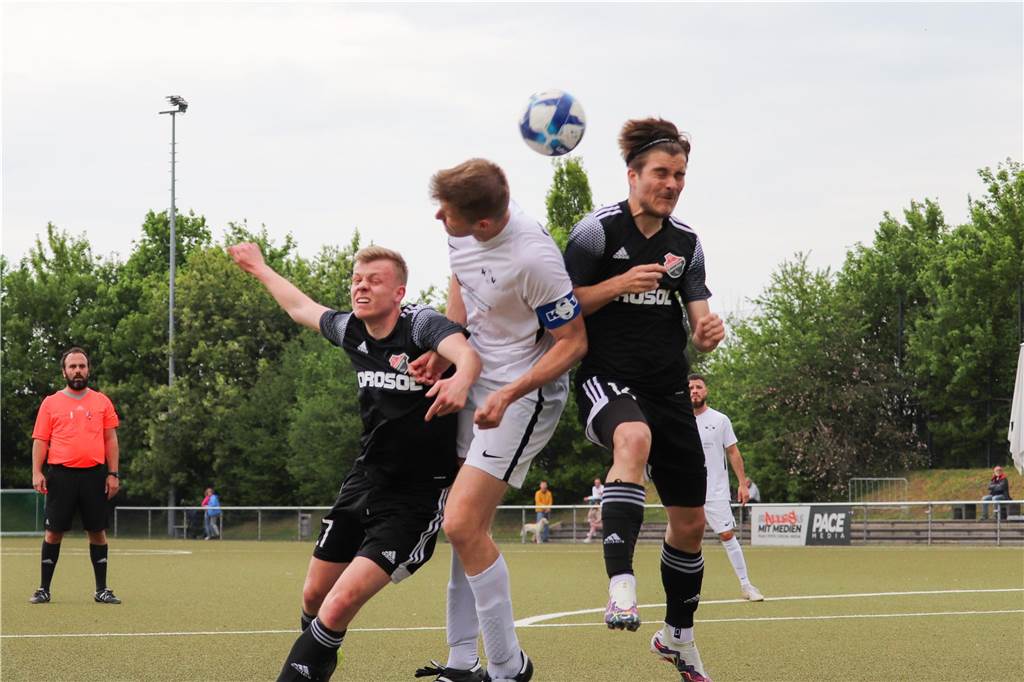 Zwölf-Tore-Spektakel und „Tag der offenen Tür“ beim Königsborner SV Sam Armandeh und Jonas Hofer (r.) nehmen Damian Marchewka (M.) in die Mangel.