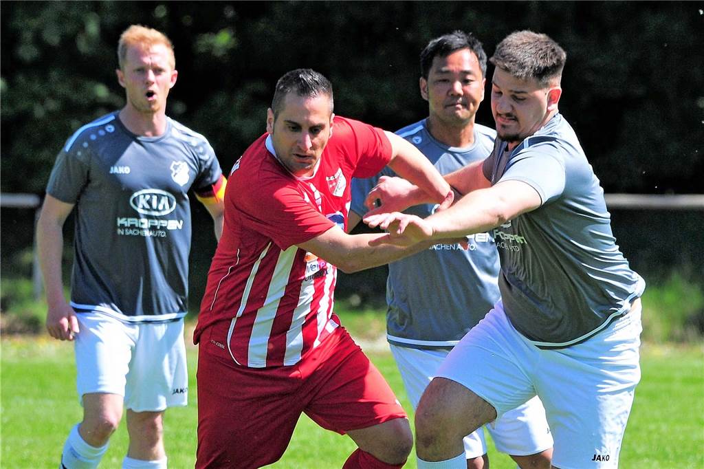 Wechsel perfekt: Aber spielen kann BW Wulfens Heimkehrer erst im Frühsommer Sam Melenberg im Zweikampf