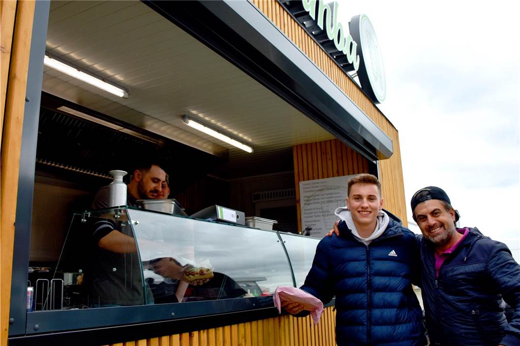 Samerosos heißt jetzt Onkel Samba: Beliebter Imbiss öffnet an neuer Adresse Samer Alkomi kennt seine Gäste – und begrüßt fast alle mit Vornamen: So wie Ole Hartmann aus Heek, einen der ersten Kunden am Freitagvormittag.