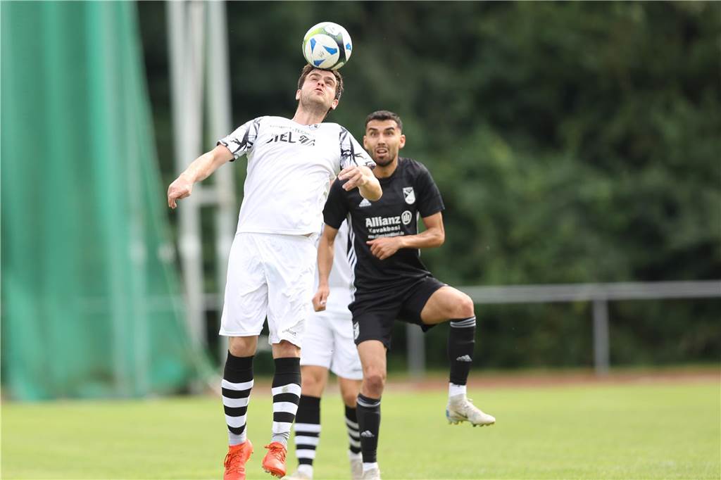 Eintracht Werne spielt sich in die Spitzengruppe Samet Sahin im Zweikampf.
