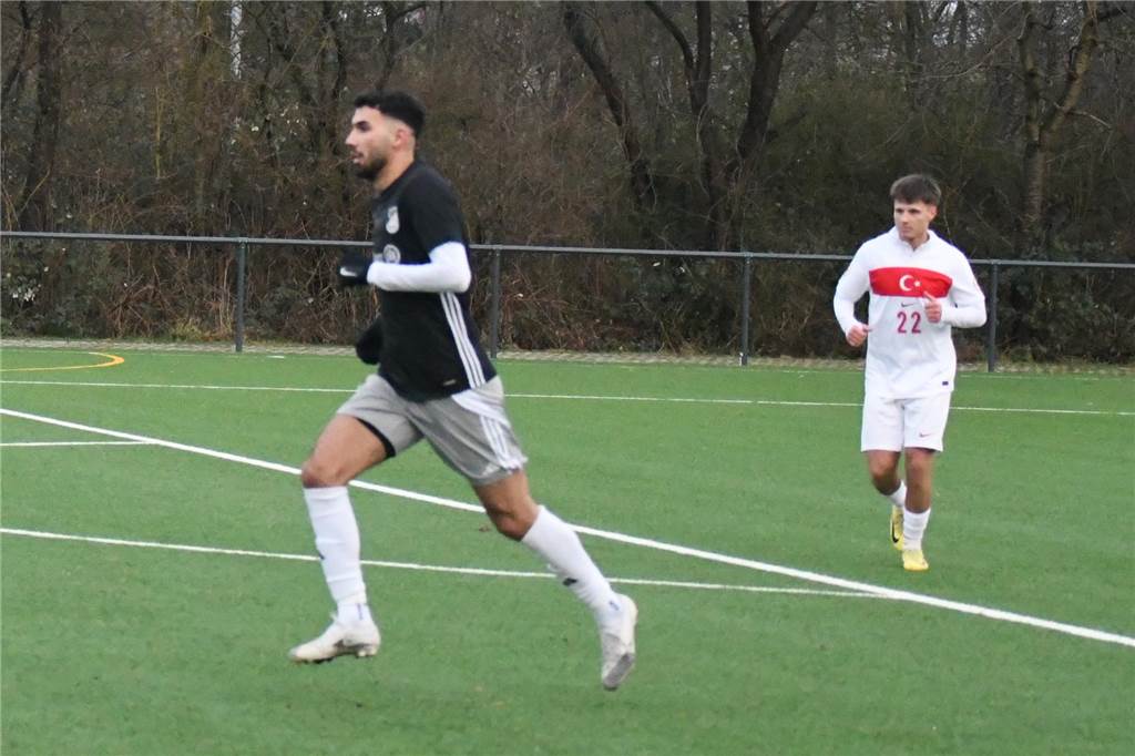 Torjäger trifft beim Testspiel von Eintracht Werne: „Wir sind schwer zu schlagen“ Samet Sahin läuft über das Feld.
