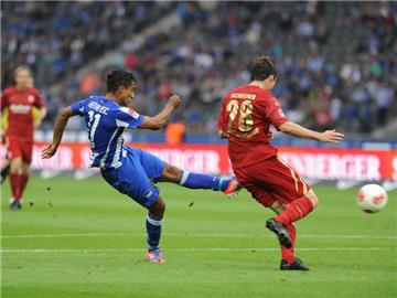 Sami Allagui (l) von Hertha BSC trifft zum 1:0, Sebastian Nachreiner kann nicht mehr eingreifen. Foto: Oliver Mehlis