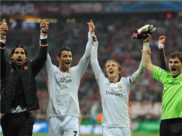 Sami Khedira (l) ließ sich in München mit dem Team von den Real-Fans feiern. Foto: Andreas Gebert