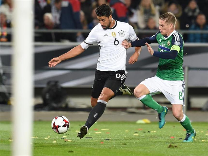 Kampf um die Zentrale: Khedira zeigt Stärke Sami Khedira (l) setzte gegen Nordirland ein Zeichen. Foto: Carmen Jaspersen