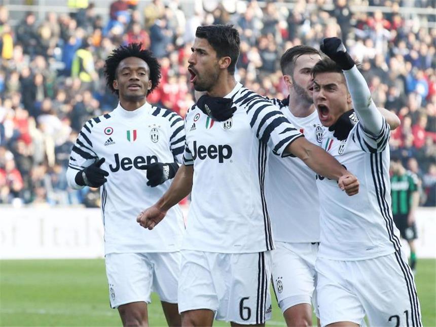 Juventus baut Führung aus: Sieg dank Khedira und Higuaín Sami Khedira (M) traf für Juventus zum 2:0-Endstand. Foto: Elisabetta Baracchi