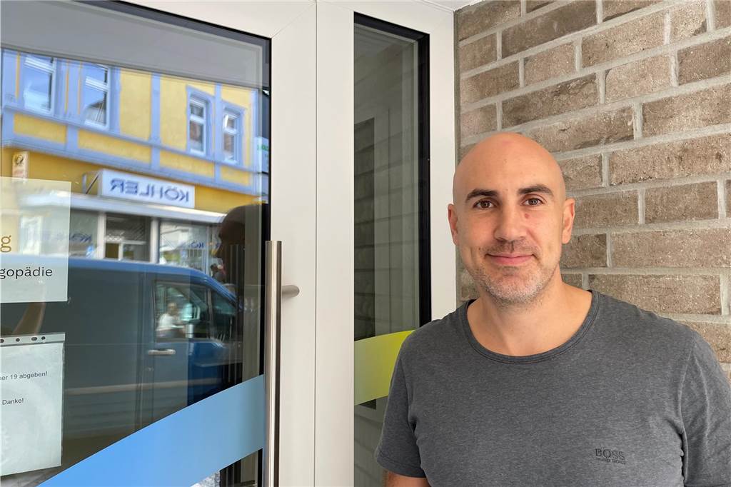 xxxx Sami Saleh, einer der Geschäftsführer von "Thera for life" steht an Eingang zu den Praxisräumen, die unterhalb der Seniorenresidenz liegen.