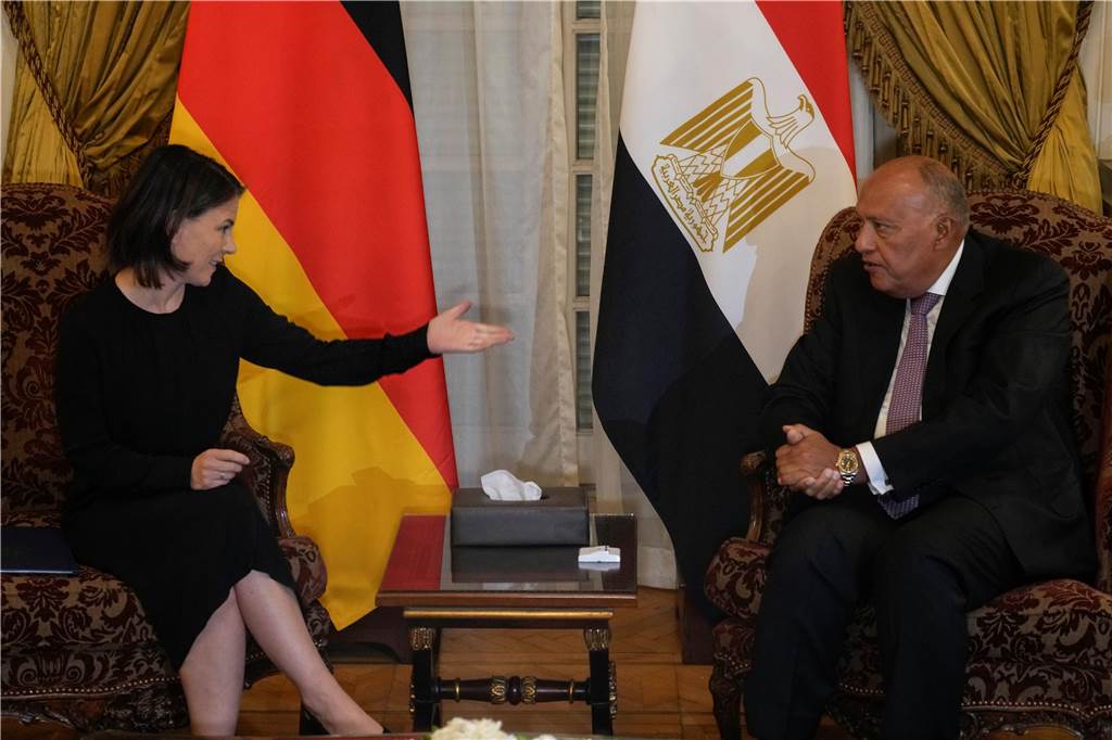 Krieg in Israel: Auswärtiges Amt: Evakuierungsflüge aus Israel Donnerstag und Freitag Samih Schukri (r), Außenminister von Ägypten, trifft Annalena Baerbock (Bündnis 90/Die Grünen), Außenministerin, im Tahrir-Palast. Baerbock hält sich mittlerweile zur Fortsetzung ihrer Krisengespräche im Nahen Osten in Ägypten auf.