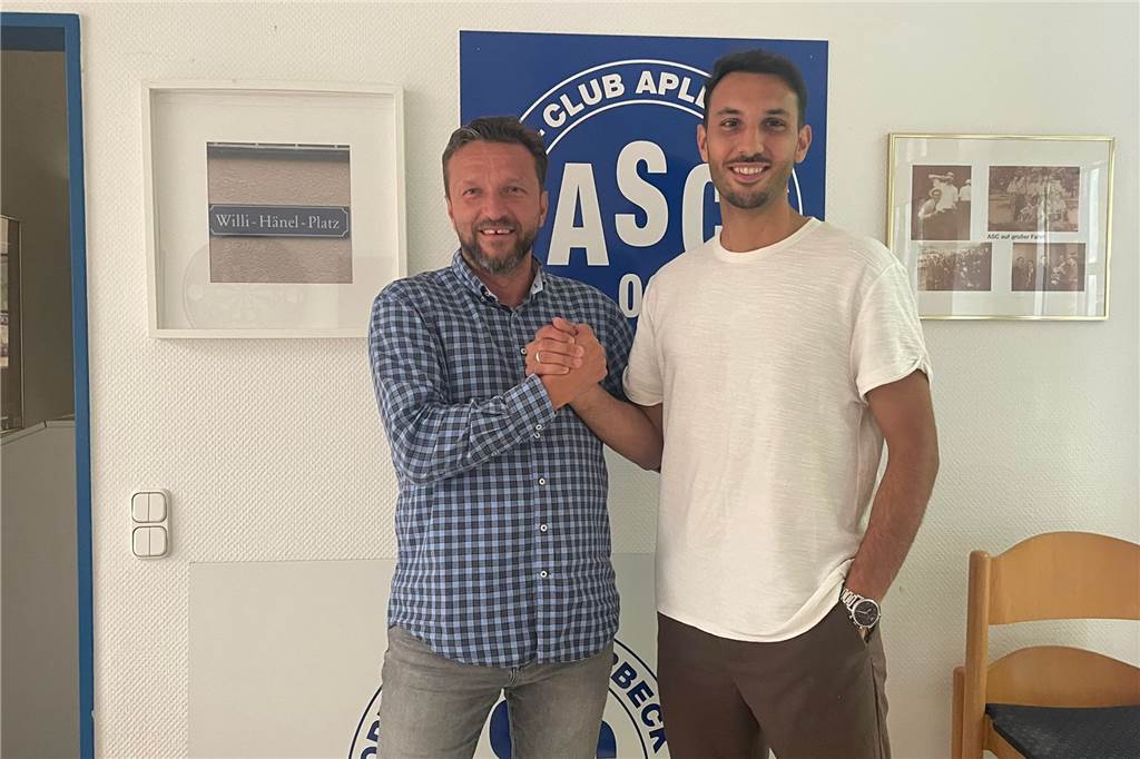 Wunschspieler unterschreibt beim ASC 09 Dortmund – „Ich bin ein Mentalitätsmonster“ Samir Habibovic (l.) und ASC-Neuzugang Ibrahim Bulut reichen sich die Hand.