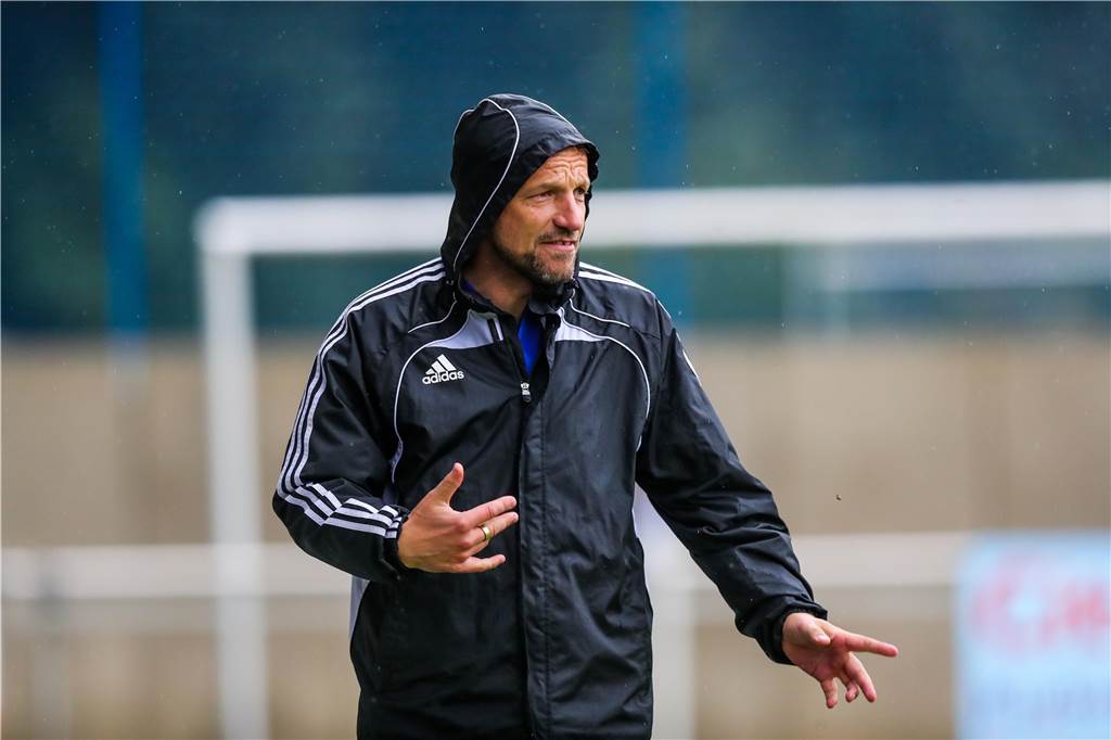Daniel Sekic ist nicht mehr Trainer des ASC 09 Dortmund - Ab Montag übernimmt der Neue Samir Habibovic steht gegen Holzwickede an der Seitenlinie.