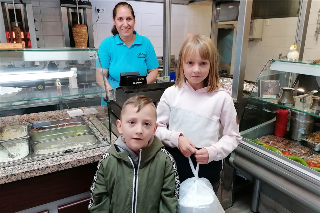 Im Monat 1500 statt 750 Euro: Dortmunder Döner-Bude kämpft ums Überleben Samira (9) und Alessio (5) haben mit ihrer Mama Selin Muntoni im Oestricher Holzkohlegrill Essen geholt. Zweimal im Monat kommen sie her. "Es ist sooo lecker", sagen die Kinder aus der Nachbarschaft.