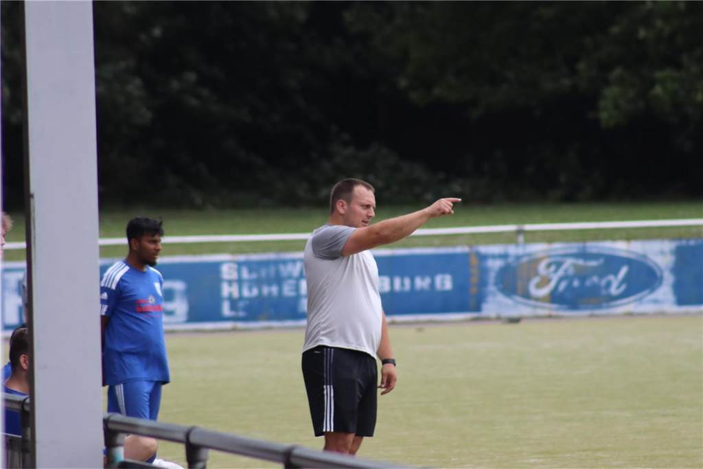 Zwischen Football und Fußball: : Nick Samson über seine Doppel-Rolle Nick Samson, Trainer des VfL Schwerte II, an der Seitenlinie.