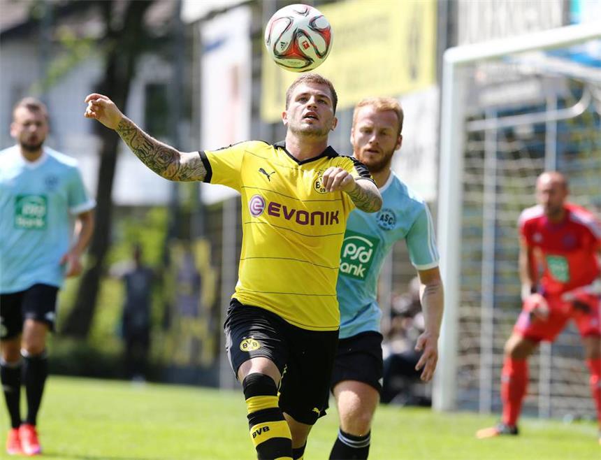 BVB II will seine Abstimmung verbessern Samstag 11.07.2015, Saison 2015/2016, Freundschaftsspiel im Waldstadion Aplerbeck, ASC 09 Dortmund - BVB Borussia Dortmund II, Agoney Gonzalez Perez (BVB II, links) im Zweikampf