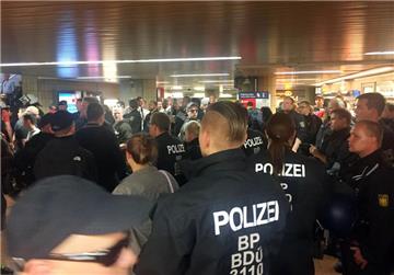 Samstag um 19. 23 Uhr im Dortmunder Hauptbahnhof: Bundespolizisten umstellen Neonazis.
