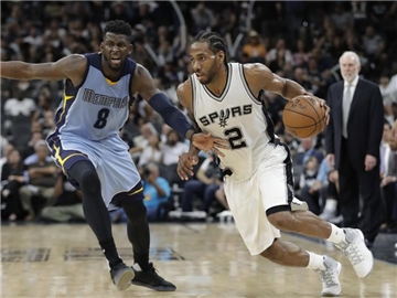 San Antonios Kawhi Leonard (r) erzielte 29 Punkte gegen die Memphis Grizzlies. Foto: Eric Gay