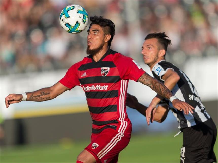 Torfestival bei Union-Sieg - Ingolstadt verliert 0:1 Sandhausens Leart Paqarada (r) hat gegen Ingolstadts Dario Lezcano Farina das Nachsehen. Foto: Daniel Maurer