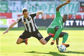 Sandhausens Manuel Stiefler (l) und Fürths Khaled Narey kommen beim Kampf um den Ball zu Fall. Foto: Uwe Anspach